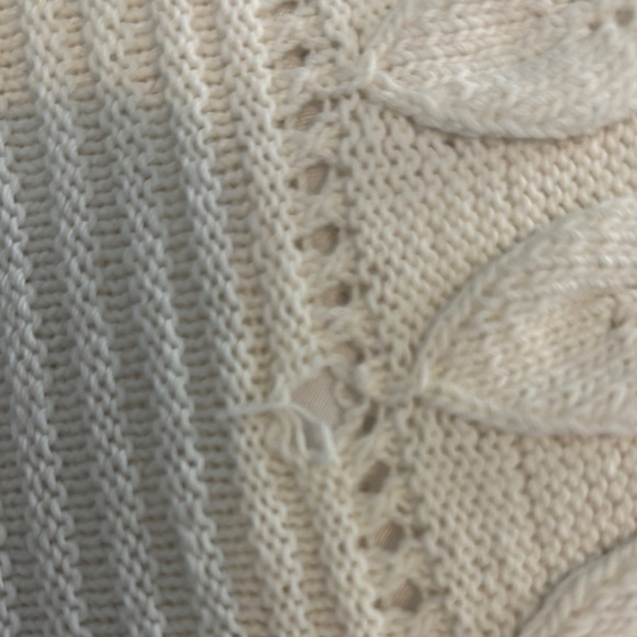 Elegant Cream Crochet Bedspread - Picture 4 of 4